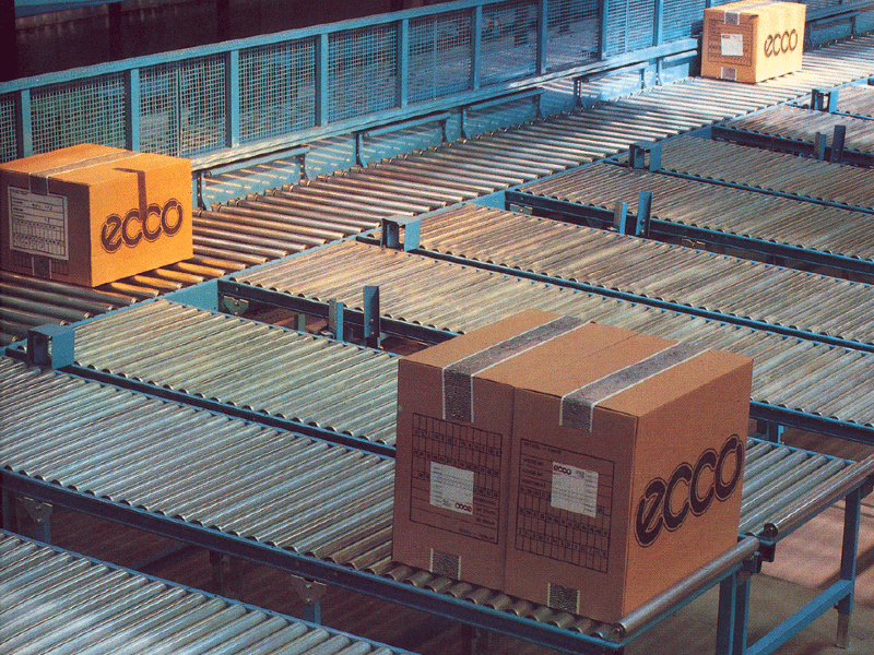 Driven and non-driven roller conveyors for light goods